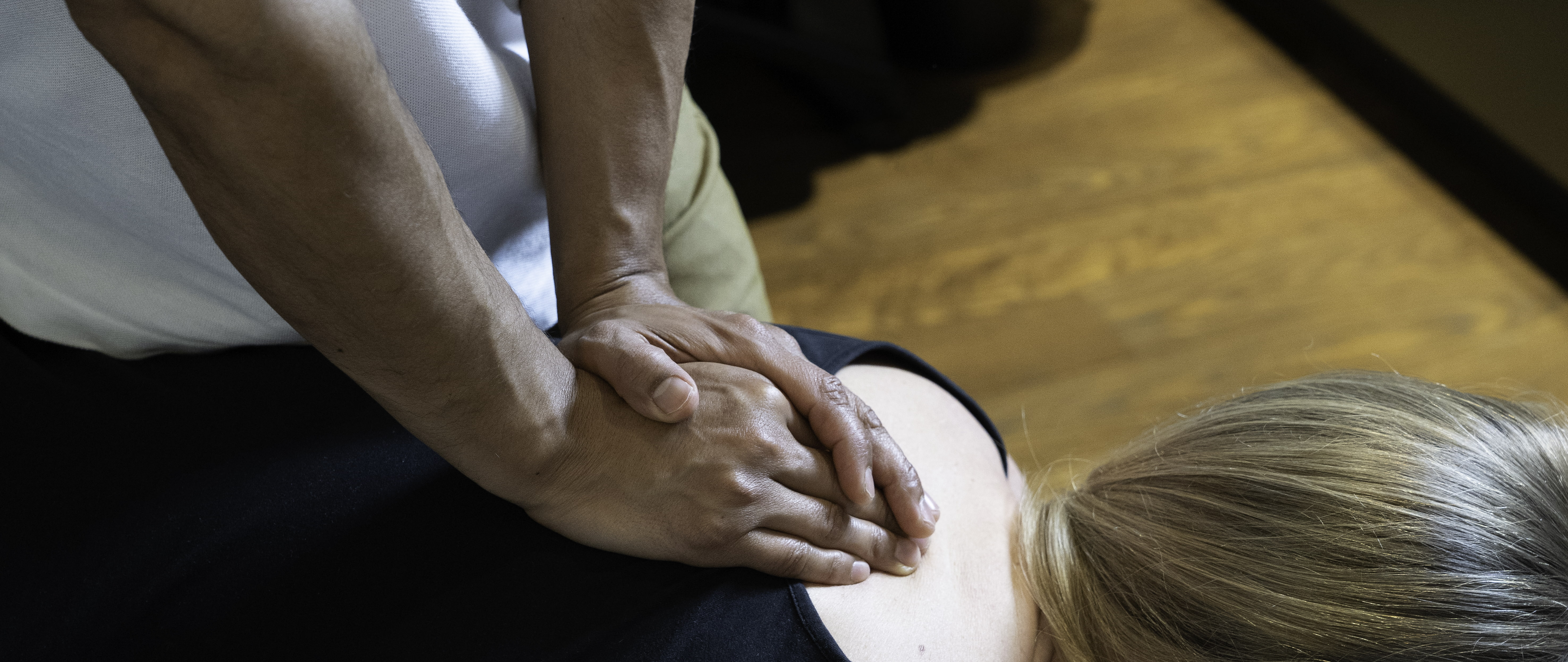 Mauro behandlar en patients rygg i kliniken på Östermalm